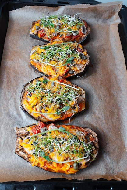 Cibo vegetariano fatto in casa barchette di melanzane ripiene di funghi e cheddar vegano