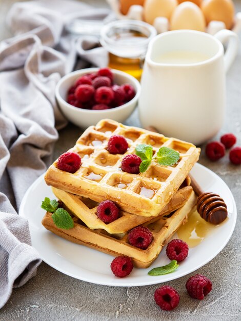 Waffle fatti in casa con frutti di bosco