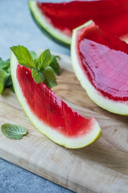 Foto anguria fatta in casa e dessert alla menta. gelatina in un'anguria su uno sfondo chiaro.