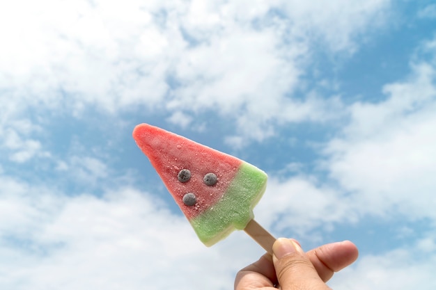 Photo homemade watermelon popsicles holding in hand