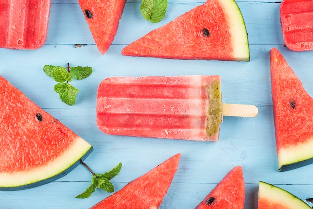 Photo homemade watermelon popsicles on a plate. summer food concept.