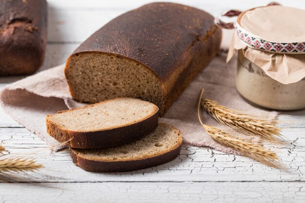 Pane integrale fatto in casa con lievito madre lievitato. concetto di una dieta sana