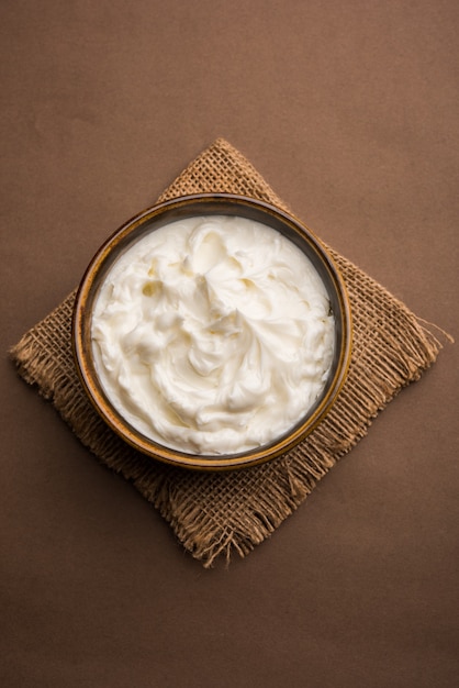 自家製の白いバターまたはヒンディー語のマカンまたはマカンをボウルに入れて提供します。セレクティブフォーカス
