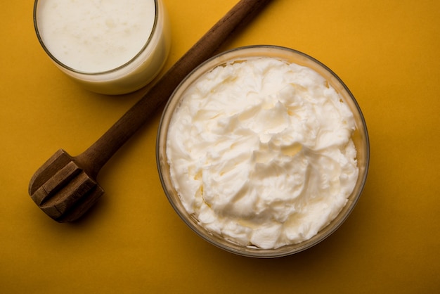 Photo homemade white butter or makhan or makkhan in hindi, served in a bowl. selective focus