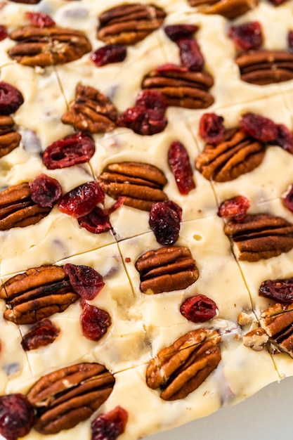 Photo homemade white chocolate cranberry pecan fudge