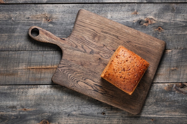 Pane integrale fatto in casa su un tavolo di legno. cottura sana.