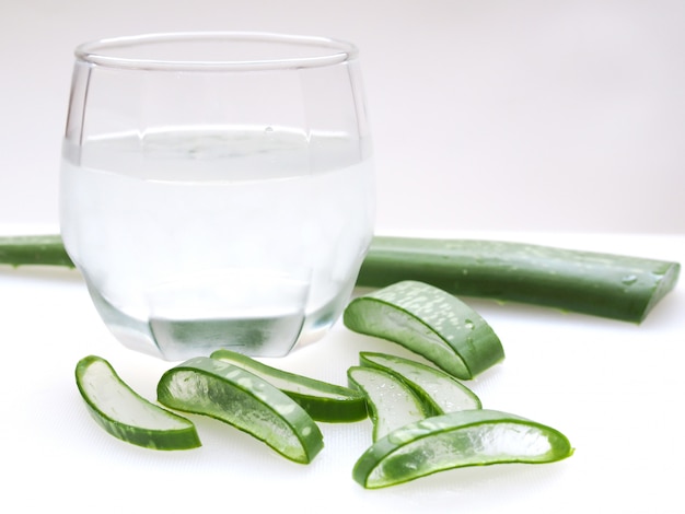 Fatti in casa con la bevanda estiva rinfrescante di succo di aloe vera sul tavolo bianco.