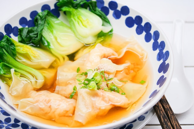 Photo homemade wonton soup with bok choy