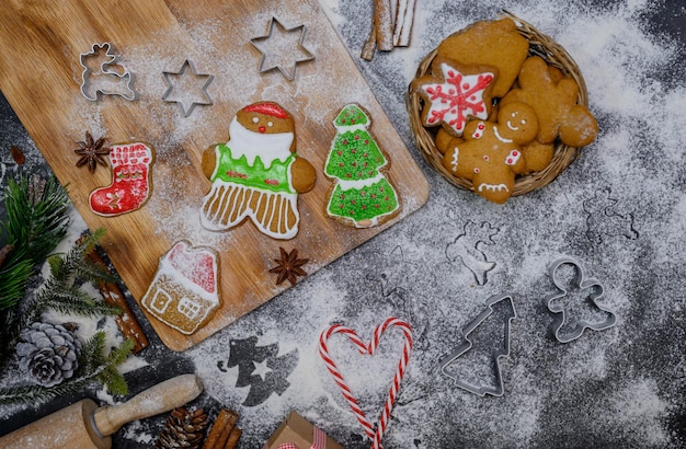 Biscotto di natale fatto in casa per natale e felice anno nuovo. cucinare il pan di zenzero con un amico e la famiglia in vacanza invernale a casa.