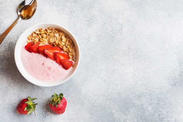 Yogurt fatto in casa con fragole fresche e muesli. il concetto di una sana colazione. copia spazio.