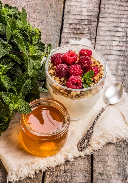 Photo homemade yogurt with raspberries and mint