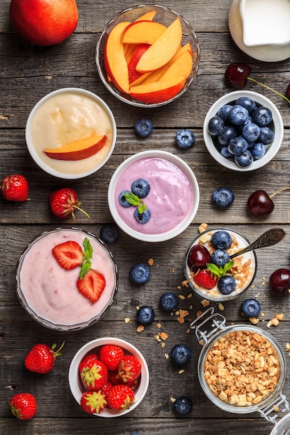 Yogurt fatto in casa su uno sfondo di legno vista dall'alto