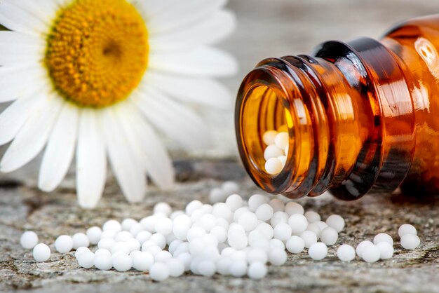 Foto homeopathie en alternatieve geneeskunde met pillen van een geneeskrachtige plant