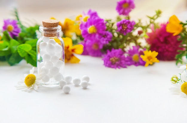 Homeopathie, kruidenextracten in kleine flesjes.