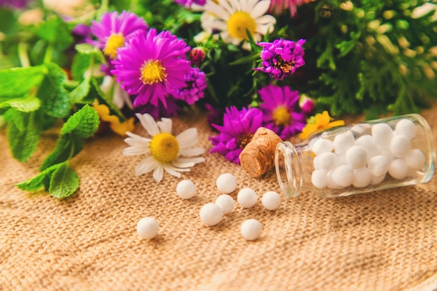 Homeopathie, kruidenextracten in kleine flesjes.