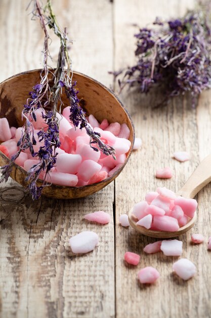 Foto homeopathisch zeezout, lavendel droge bloemen en houten oppervlak.