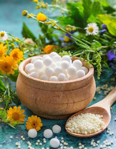 Homeopathische granules of globules samen met geneeskrachtige planten Begrip homeopathie