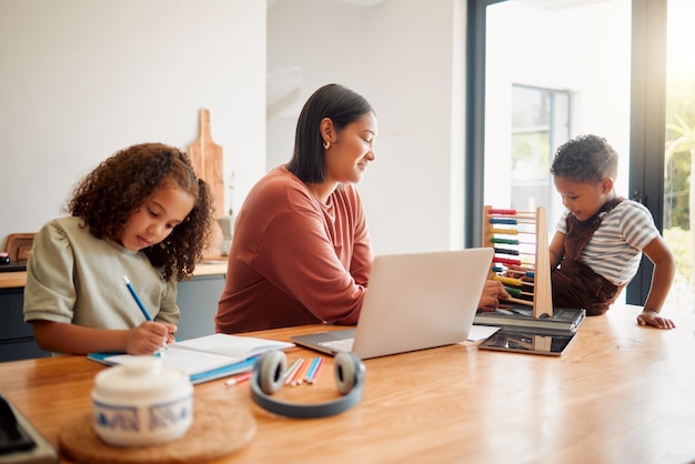 Foto homeschool kind ontwikkeling en kwaliteitsonderwijs voor jonge kleine kinderen die leren met hun moeder ouder die haar kinderen helpt en lesgeeft met basisschoolwerk of wiskunde in huis