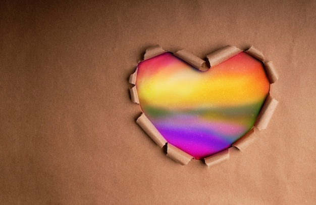 Homo, homoseksueel, LGBTQI-concept. Craft Paper als Rainbow Heart Shape Color. Symbolische maand van trots