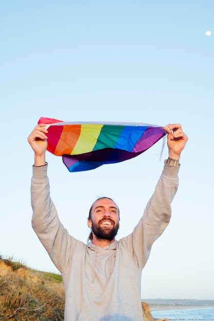 homo man zwaaien lgbt-vlag