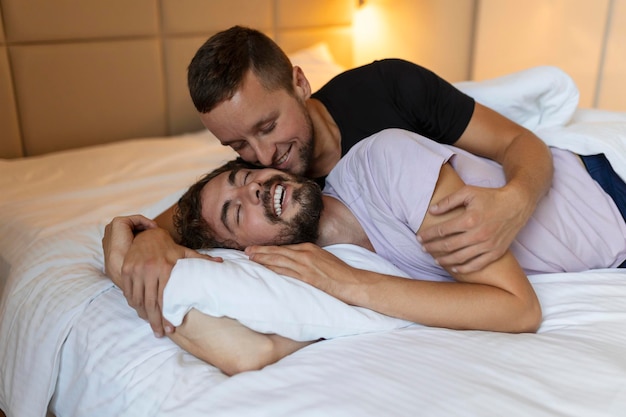 Homo paar omhelzen elkaar met hun ogen dicht