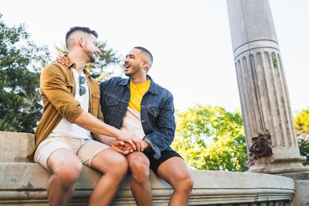 Homo paar tijd samen doorbrengen in het park.