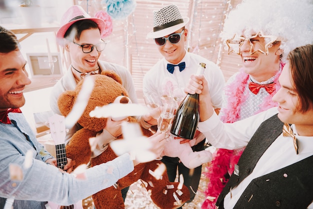 Homo's openen en drinken champagne op feestje.