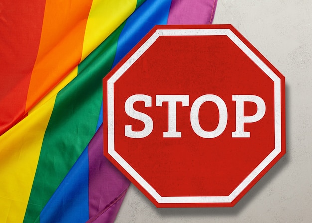 Foto homofobie. stop lhbt. lgbt pride regenboogvlag en verbodsteken.