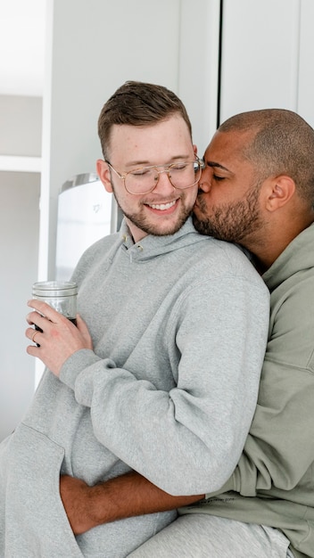 Homopaar met koffie, gelukkig huwelijk HD-foto