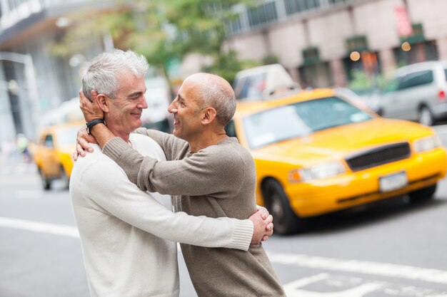 Homopaar met verkeer in New York