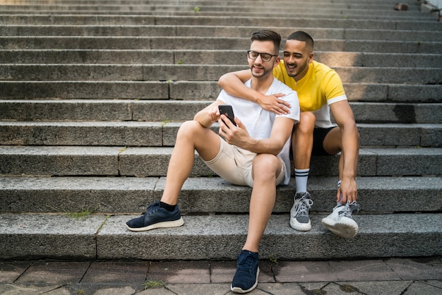 Homopaar nemen van een selfie met mobiele telefoon.