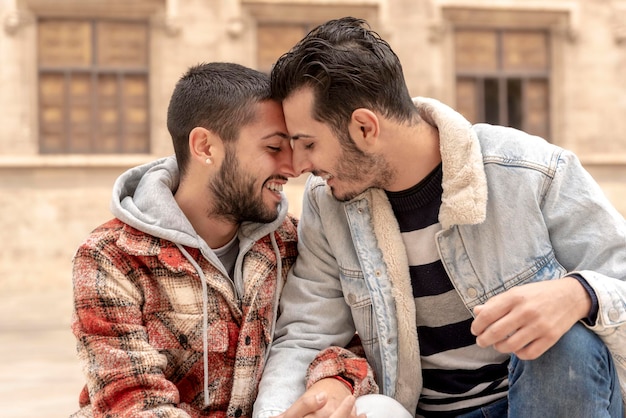 Homopaar nuzzling neus aan neus buiten