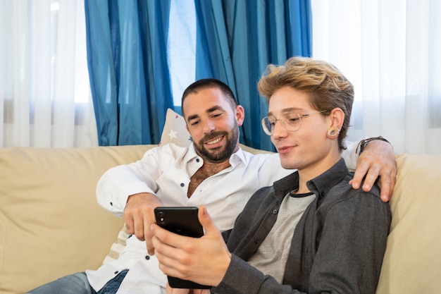 Homopaar zittend op de bank