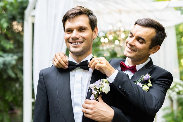 Homoseksueel paar dat hun eigen huwelijk viert - LBGT-paar bij huwelijksceremonie, concepten over inclusiviteit, LGBTQ-gemeenschap en sociale gelijkheid