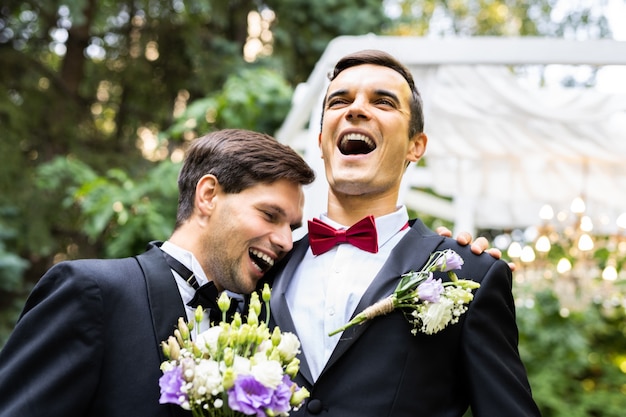 Homoseksueel paar dat hun eigen huwelijk viert - LBGT-paar bij huwelijksceremonie, concepten over inclusiviteit, LGBTQ-gemeenschap en sociale gelijkheid