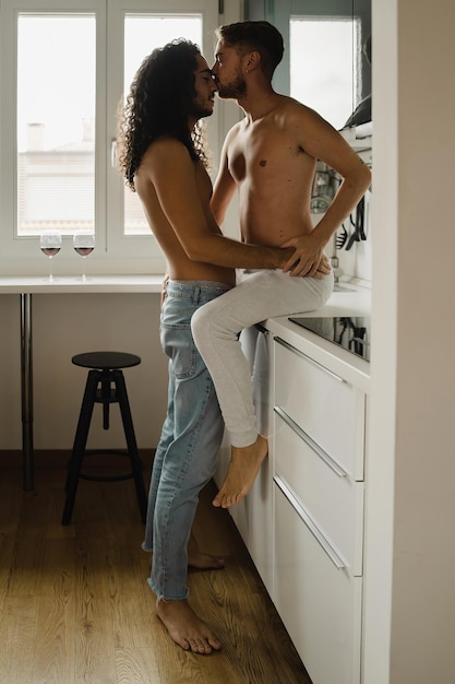 Homoseksuele mannen paar shirtless knuffelen in de keuken - LGBT Gay men concept