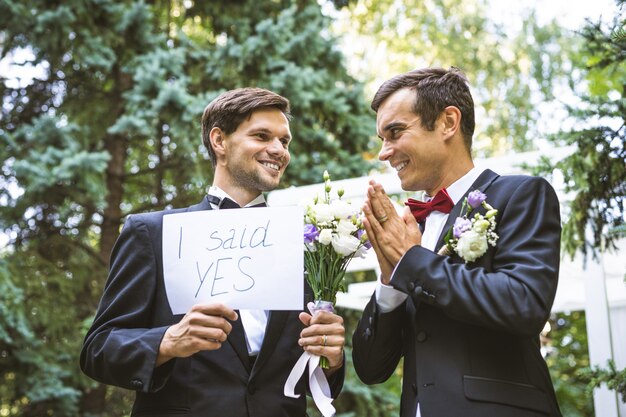 写真 自分の結婚式を祝う同性愛者のカップル-結婚式でのlbgtカップル、包括性、lgbtqコミュニティ、社会的平等に関する概念