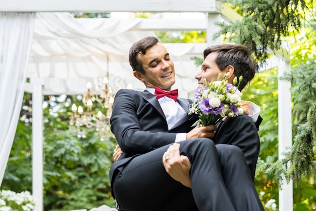 Foto coppia omosessuale che celebra il proprio matrimonio - coppia lbgt alla cerimonia di nozze, concetti di inclusività, comunità lgbtq ed equità sociale