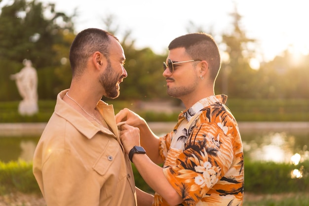 同性愛者のカップルが抱き合い、市内の公園で夕日を眺めながらキスをし合う多様性とlgbtのコンセプト