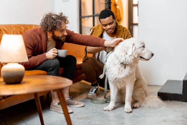 Homostel dat plezier heeft met een hond thuis