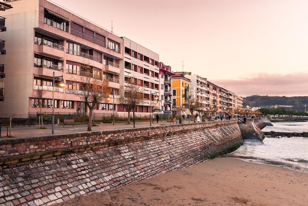 写真 バスク地方の海岸にあるオンダリビアの海辺