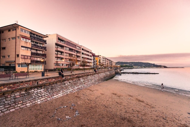 Foto lungomare di hondarribia sulla costa dei paesi baschi