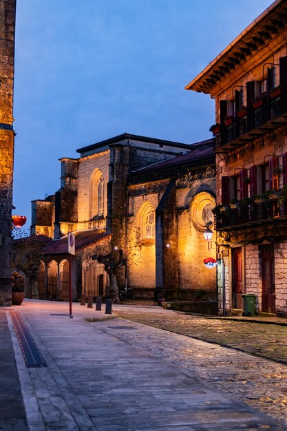 Photo hondarribia winter charm iconic church lanternlit street traditional houses glow ambiance solitude