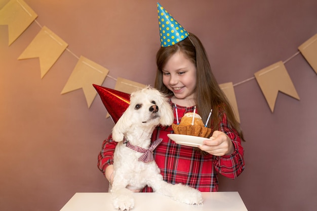 honden- en kinderfeestje hondenfeestje in een feestelijke sfeer feestmuts