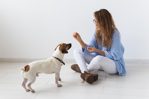 Foto honden zitten op een tegelvloer.