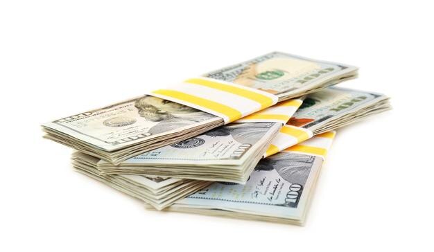 Honderd dollar biljetten geïsoleerd op wit