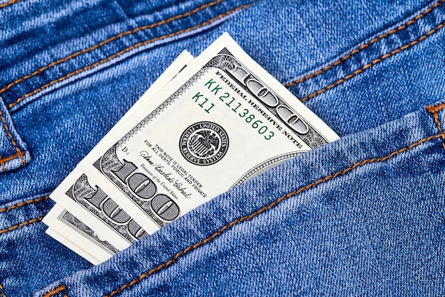 Honderd-dollarbiljetten in jeanszak