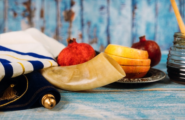 Photo honey, apple and pomegranate traditional holiday symbols rosh hashanah jewesh holiday