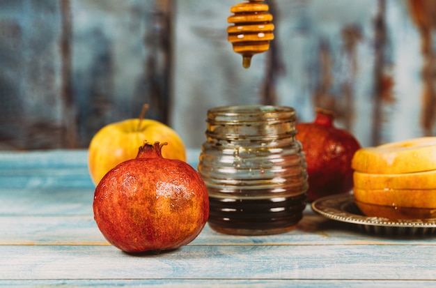 Photo honey, apple and pomegranate traditional holiday symbols rosh hashanah jewesh holiday