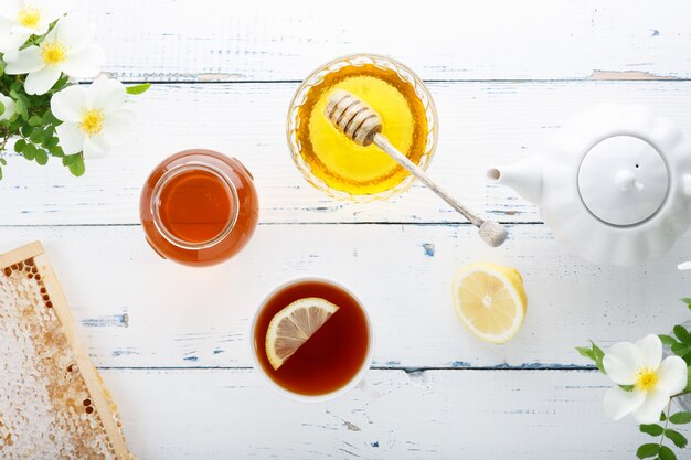 蜂蜜の背景。ガラスの瓶に甘い蜂蜜。
